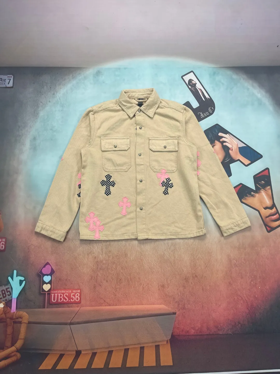 🅿️280 🔘Model No.-KL318 🔘Cro Xin𝐂𝐡𝐫𝐨𝐦𝐞 𝐇𝐞𝐚𝐫𝐭 CH Cherry Blossom Pink Checkerboard Leather Jacket* Cro Xin is a representative shirt jacket that many celebrities love to wear, like Yu Shuxin and Angelababy. Passed. The main body fabric in khaki has a great texture, is strong and stylish. The pink cross-shaped patchwork leather is so eye-catching, and it is also embellished with checkerboard elements. It directly brings out the sweet and cool style, and the design is overwhelming. The hardware buttons are exquisite and durable, and the Crow heart logo on them is full of details, highlighting high-end quality. No matter whether it’s a boy or a girl, it looks great on you! The matching ideas are as follows: Girls' outfit: Wear a short midriff-baring sling underneath to reveal a slim waist, pair with black cycling shorts, then put on a pair of white thick-soled dad shoes, and carry a pink Crouch heart chain bag of the same color. The sweet and spicy look will make you turn heads when you go out on the street. Or wear a white lace bottoming shirt, a high-waisted pleated skirt, and Mary Jane leather shoes, which is sweet and retro. Boys' outfit: Wear a black tight-fitting T-shirt underneath to show off your figure, black overalls, black high-top Martin boots, a black baseball cap and sunglasses to achieve a cool street style. You can also wear a light-colored loose sweatshirt underneath, blue jeans and white sneakers for a simple and casual look without losing the trend.  Size: S M L XL (46.48.50.52) Color: Khaki